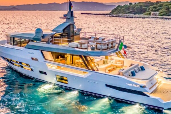 Tur cu iaht de 5,25 milioane de euro: Arcadia Sherpa 80XL