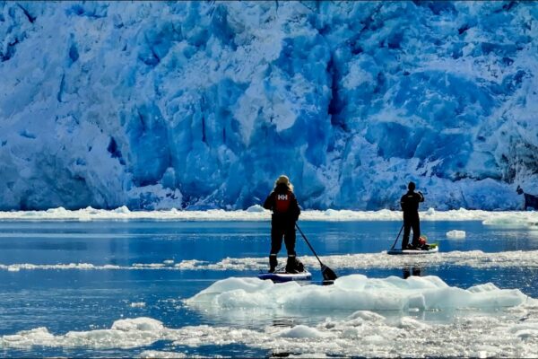 Navigare în Alaska: Paddleboarding la un ghețar uriaș de fătare!