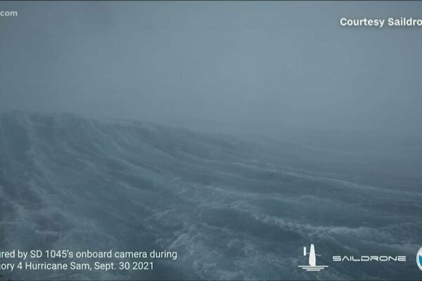 Drona cu navigație surprinde un videoclip incredibil cu oceanul din interiorul unui uragan