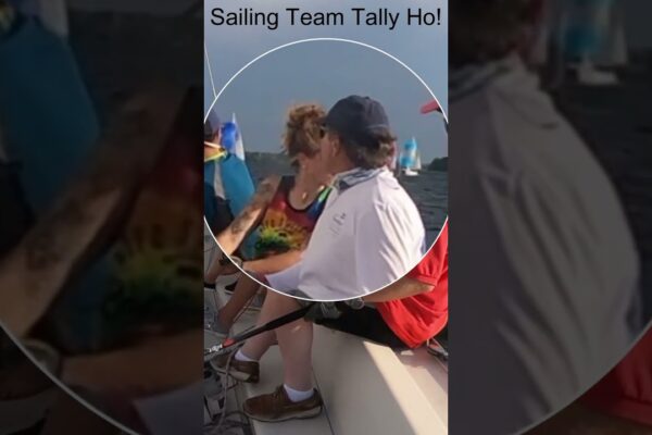 Când este timpul să vă faceți griji în legătură cu ceva în spatele vostru #sailing #sailingvideo #yachting #shorts