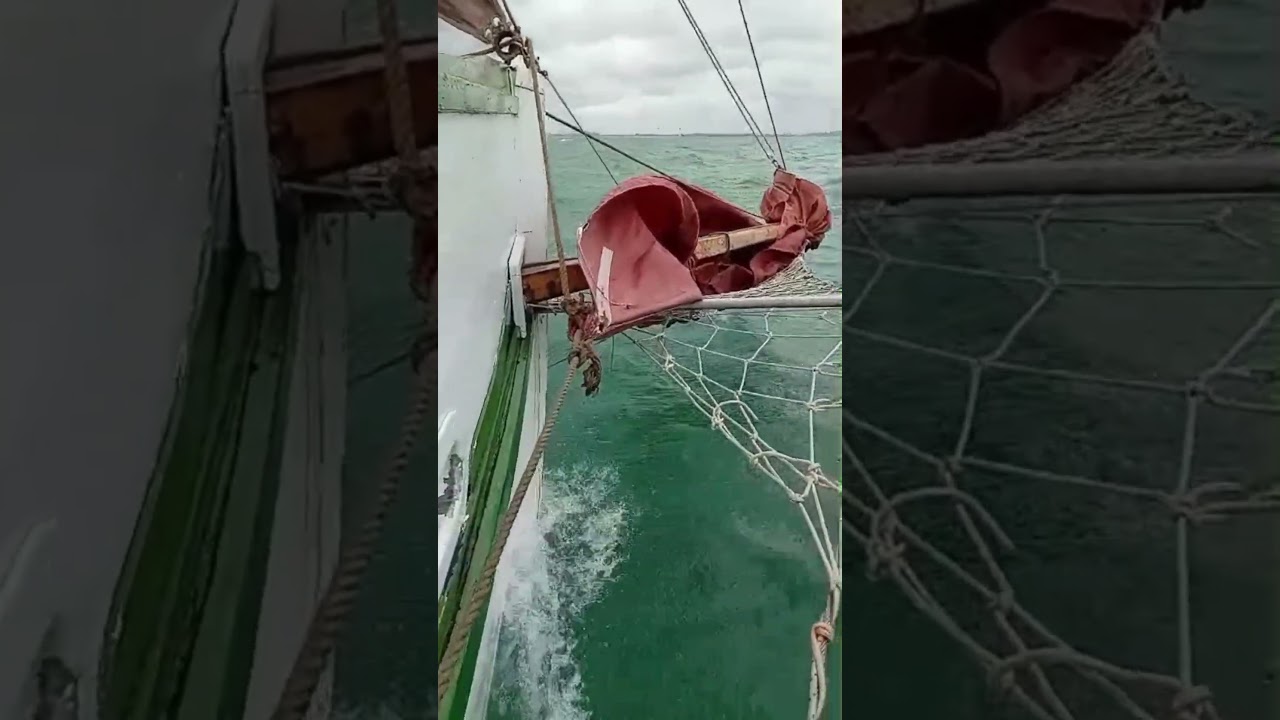 Smooth Sailing: Vintage Gaff-Rigged Ketch în Marea Nordului