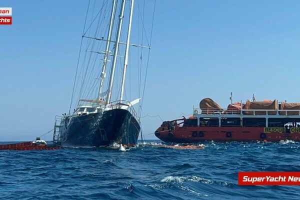 Yacht cu vele așezat pe recif în Grecia |  Clipuri SY