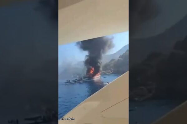 RUPTĂ: Un iaht turistic care transporta 110 persoane se scufundă în Turcia după ce a luat foc