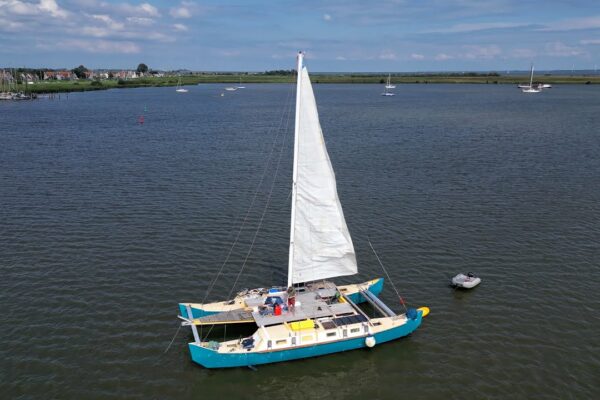 Această reconstrucție a catamaranului care traversează oceanul a devenit foarte emoționantă.