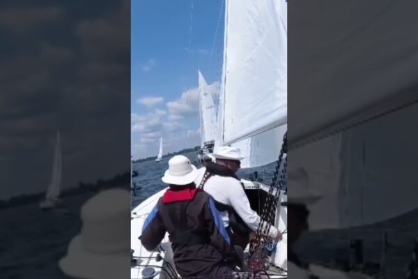 Linia de start a cursei cu barca cu pânze. Echipaj pe un Kirby 25 #summer #sailing #lakeontario #letsgosailing