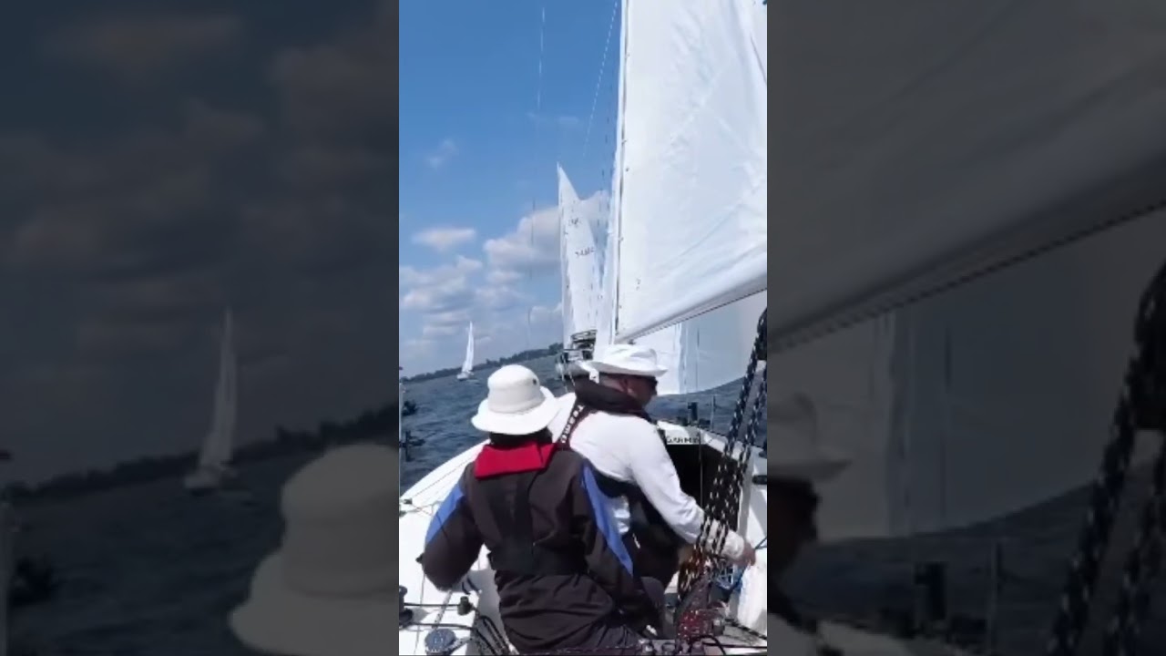 Linia de start a cursei cu barca cu pânze. Echipaj pe un Kirby 25 #summer #sailing #lakeontario #letsgosailing