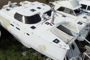 ⛵️ Catamaran avariat de uragan. Repararea RAMPA TRAMP