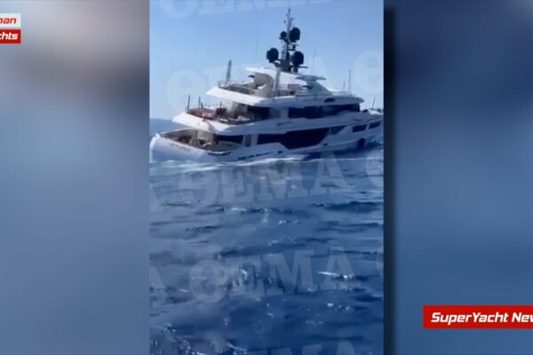 Echipajul uită să închidă ușa pe superyacht! | SY News