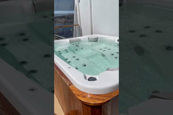 Suită Duplex Yacht Club cu jacuzzi pe MSC World Europa