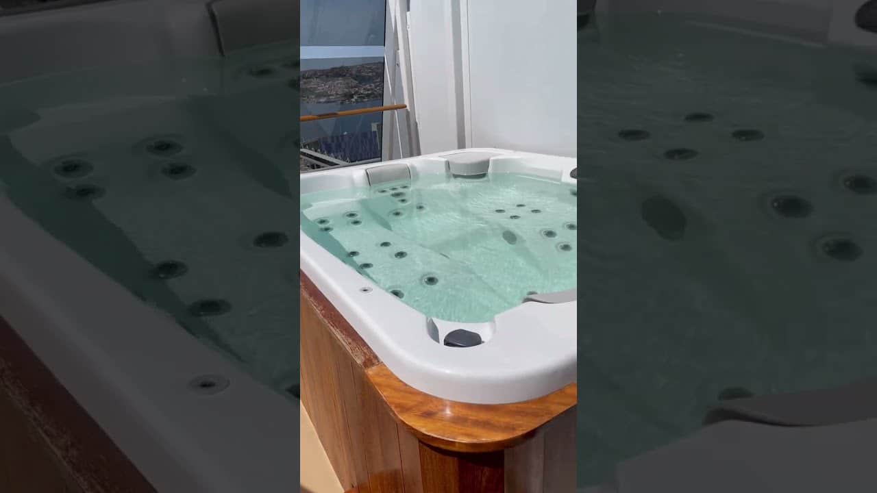 Suită Duplex Yacht Club cu jacuzzi pe MSC World Europa