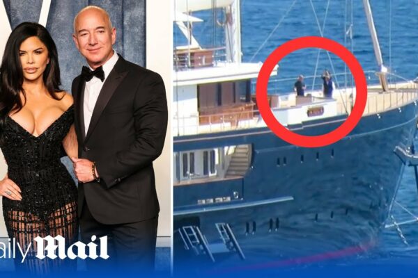 Jeff Bezos o sărută pe iubita Lauren Sanchez la bordul unui „super iaht” de 500 de milioane de lire sterline