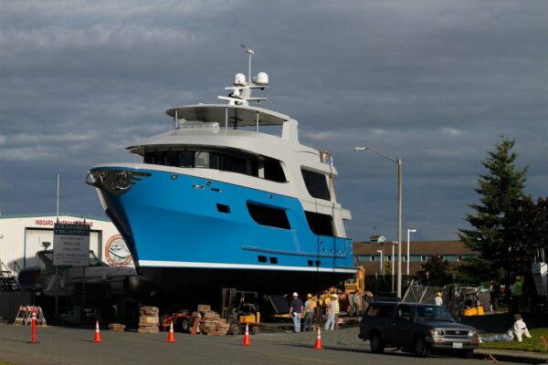 90' Long Range Motor Yacht se scufundă în continuare.