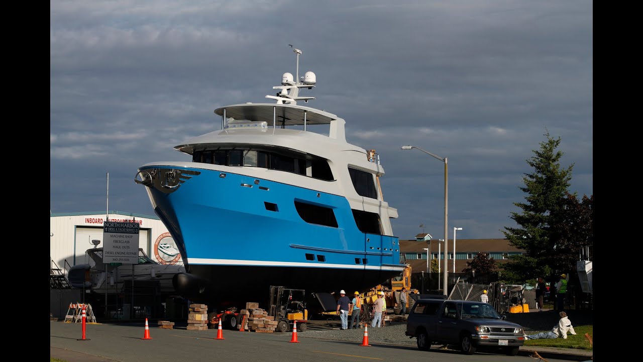 90' Long Range Motor Yacht se scufundă în continuare.