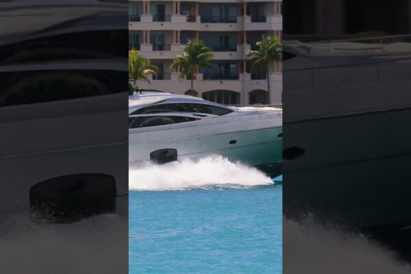 Pershing 70 cu coadă de cocoș - inlet PortMiami