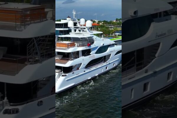 Iahtul Benetti „Freedom” navigând pe canalele Fort Lauderdale