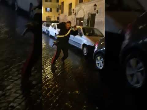 VIDEO-CHOC: CARABINIER ATACAT LA ROMA