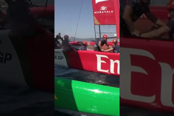 Cine își amintește asta din St Tropez? 🤣 Sir Ben făcând semn lui Tom Slingsby 👋 #SailGP #racing #sailing