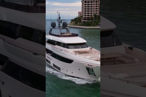 Iaht Custom Line văzut în inlet PortMiami