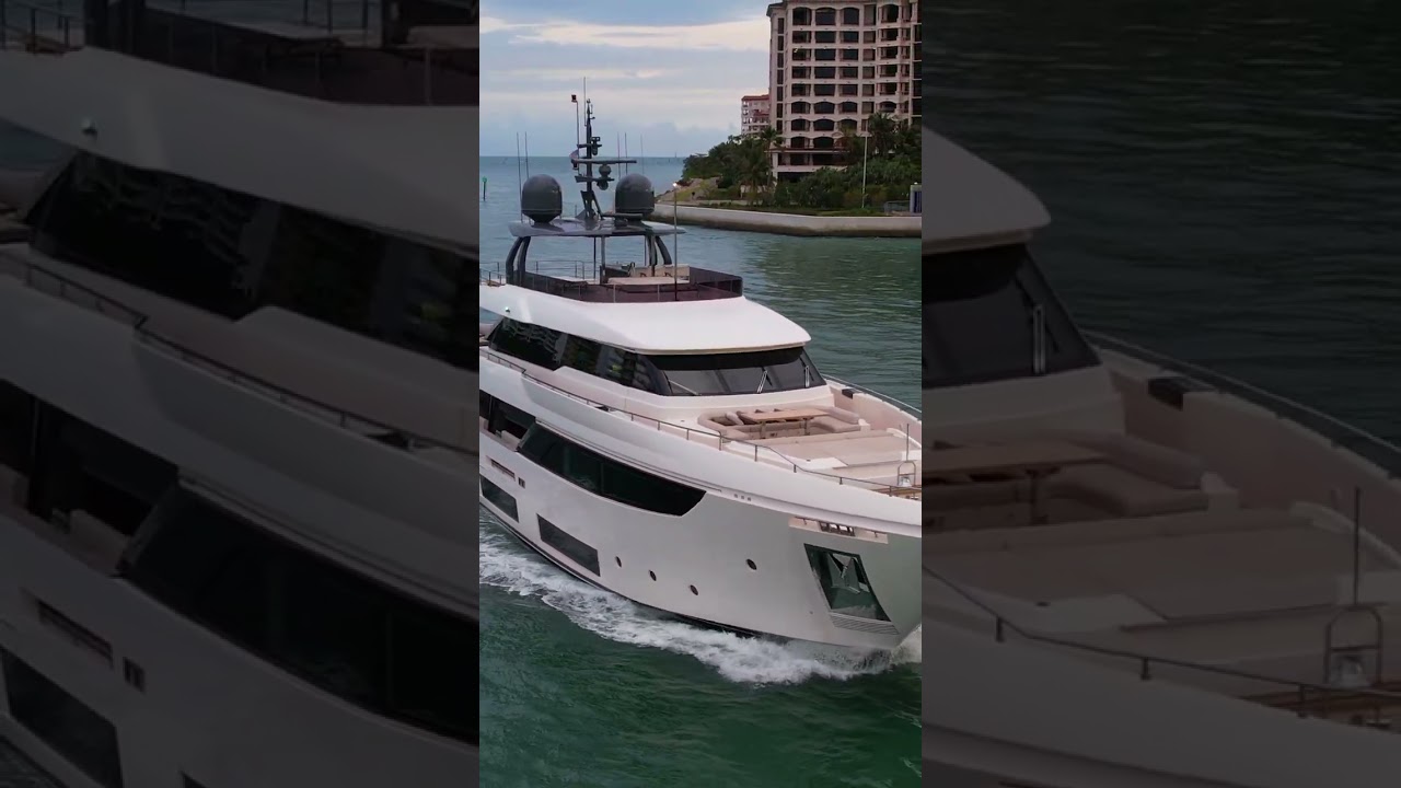 Iaht Custom Line văzut în inlet PortMiami