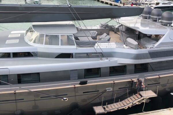 Megayacht cu vele M5 acostat în Barcelona