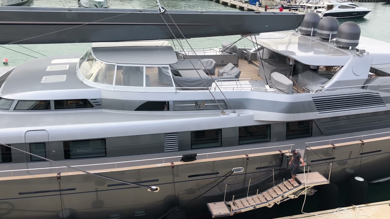 Megayacht cu vele M5 acostat în Barcelona