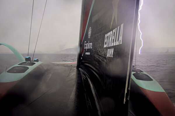 Alinghi Red Bull Racing a obținut primul punct în Cupa Louis Vuitton în ziua electrică din Barcelona | Lumea navigației