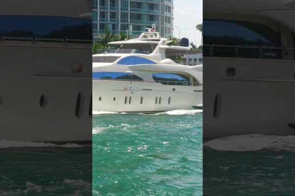 Plecarea Azimut 116 din valul Haulover