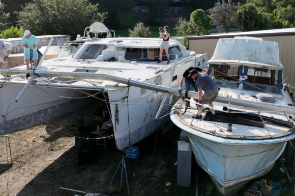 ⛵️ Catamaran avariat de uragan. Acolo merge catargul! 😱