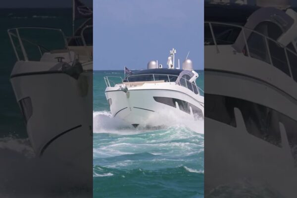 Sunseeker valuri și stropii (admis Haulover)