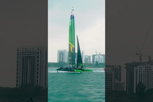 Un start cu praștie în Singapore 🇸🇬 Care echipă susțineți? 🤔 #SailGP #sailing #racing