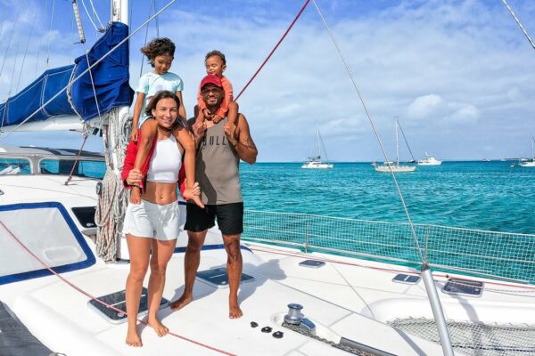 Viață în afara rețelei: rutina de dimineață a familiei noastre navigând în Bahamas