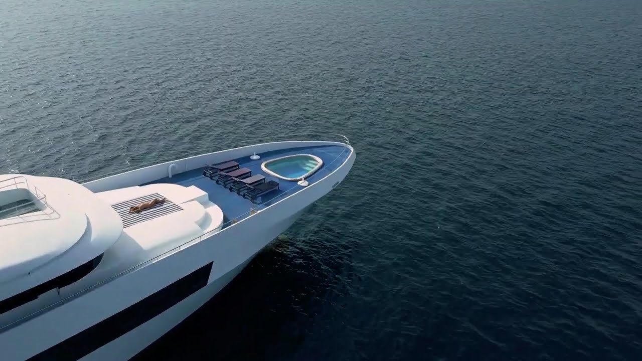 „Yachting în stil: alegeri obligatorii pentru garderobă!