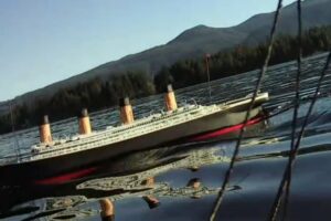 RMS Titanic, HMHS Britannic, RMS Britannic, RMS Queen Mary navigând împreună pe un lac mare în 4k HD