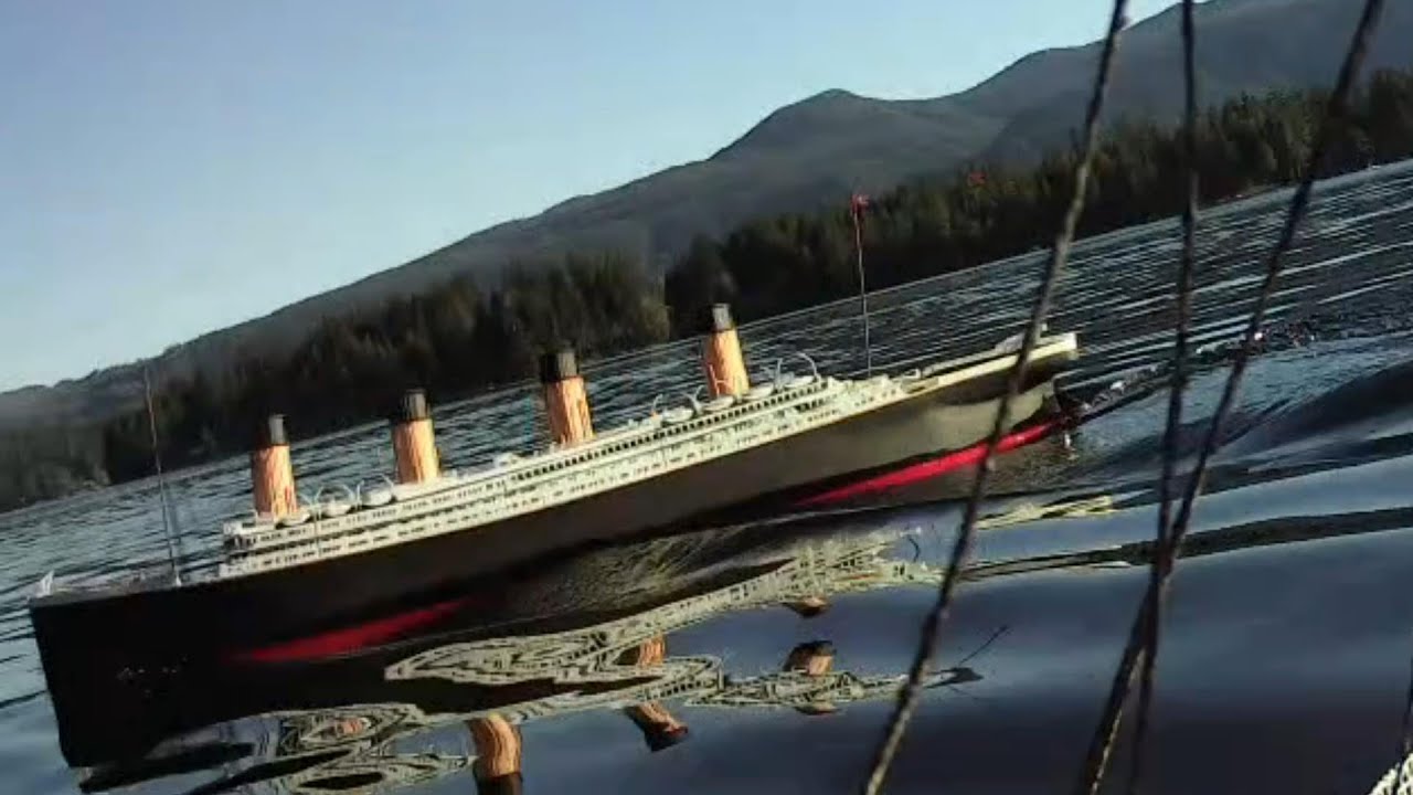 RMS Titanic, HMHS Britannic, RMS Britannic, RMS Queen Mary navigând împreună pe un lac mare în 4k HD