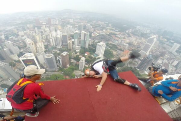 🙀 BASE JUMP MERGE ORRIBIL DE GREIT! Andy Lewis face o aruncătură dramatică de 1.200 de metri de pe KL Tower! 🙀