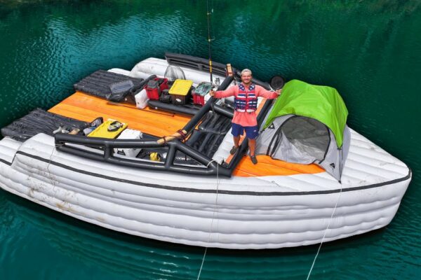 Mănânc doar ceea ce prind timp de 24 de ore de pe YACHTUL meu gonflabil!