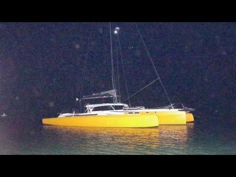 VIDEO 🔴 Sailing La Vagabonde SE CIOCAZĂ! 9 persoane s-au prăbușit cu un iaht lângă Tonosho! 😱🛥️🌊