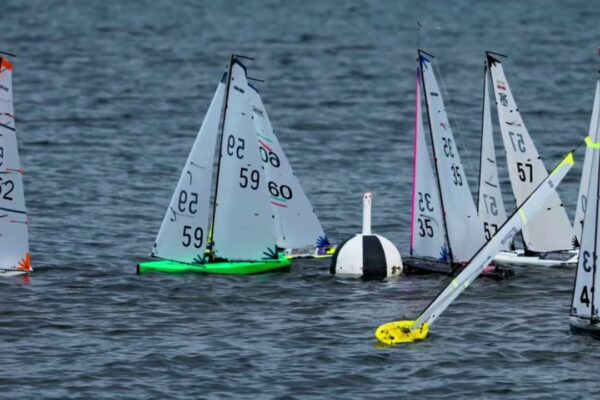 1. Model Yacht Sailing - DF65. 2. DF65 Clasa de la începători la master