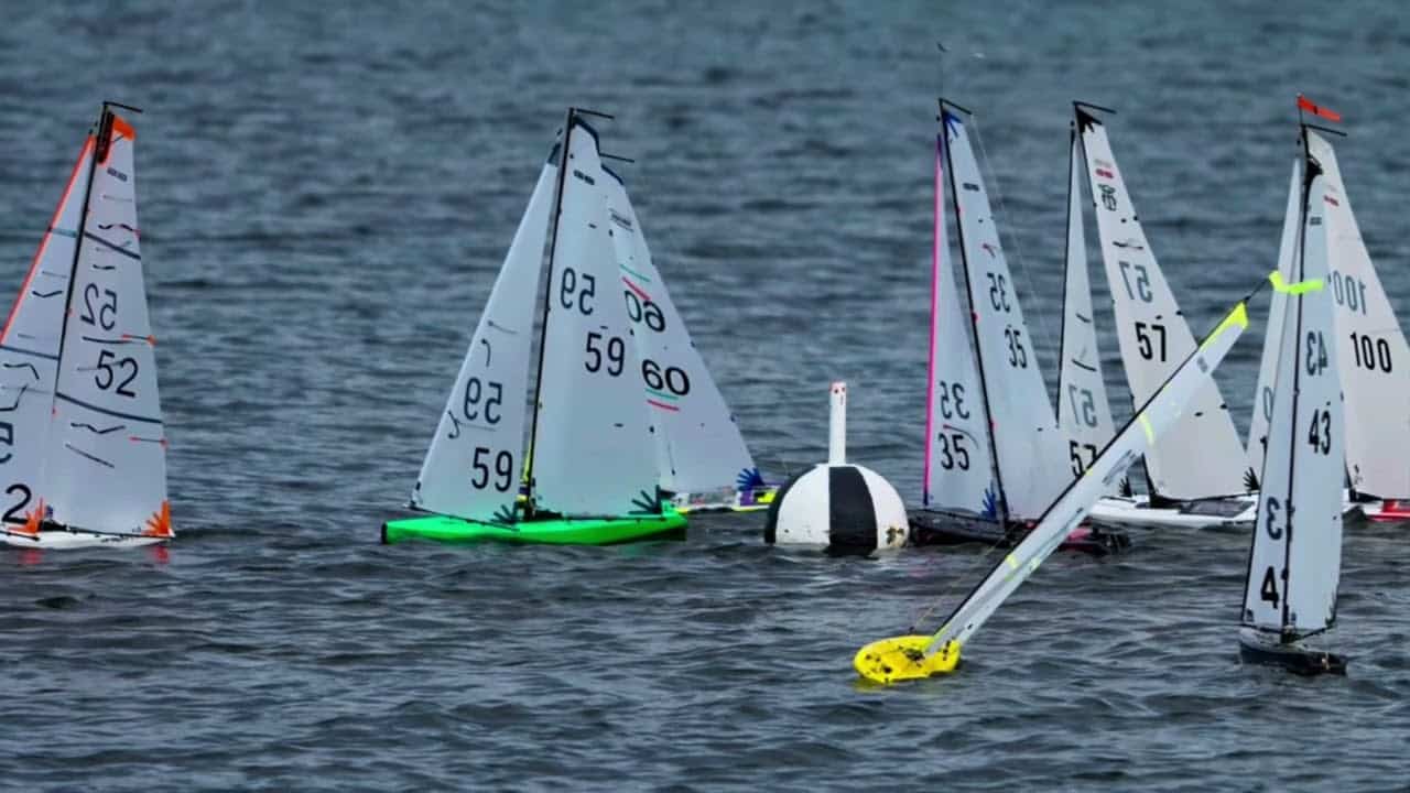 1. Model Yacht Sailing - DF65. 2. DF65 Clasa de la începători la master