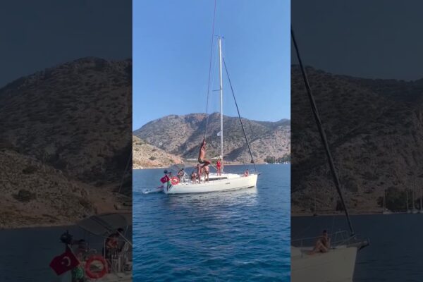 Acest tip este ridicat de două bărci!😱 (@aliumutusta)