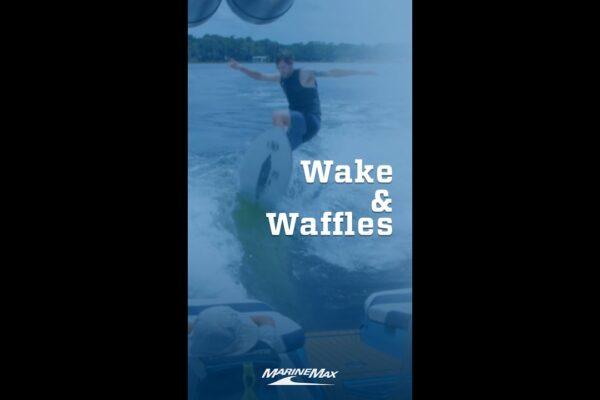 Primul Wake & Waffles anual la Sail & Ski Yacht Club de pe Lacul Travis