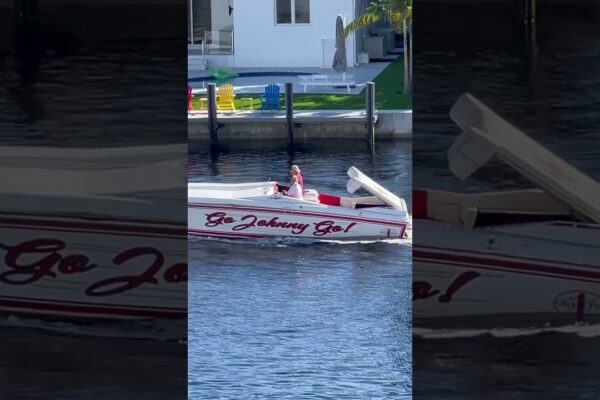 În centrul atenției cu barca cu viteză: „Go Johnny Go” 🚤 Poți ajuta să o identifici?