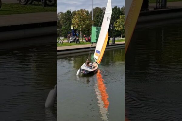 Test Interboot navigând pe lacul târgului #sailing #friedrichshafen #bodensee #sniff #learn #fun