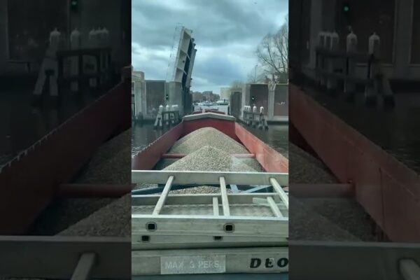 Barca de 60 m traversează canalele olandeze în timp ce operatorii pe biciclete lasă nava să treacă | SWNS #short