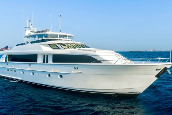 Tur superyacht de 4,5 milioane de dolari: iahtul cu motor Hatteras 100 2005