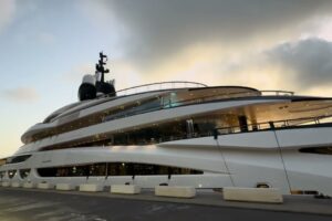 115m Ahpo Superyacht de Lürssen ⚓✨ Design inspirat de Ferrari de Nuvolari Lenard