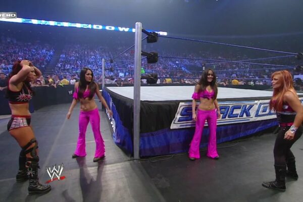 Nikki Bella își face debutul, când secretul The Bella Twins este dezvăluit: SmackDown, 7 noiembrie 2008