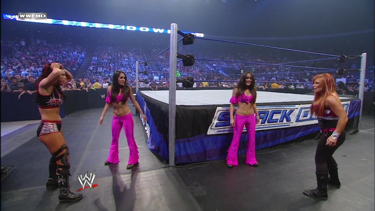 Nikki Bella își face debutul, când secretul The Bella Twins este dezvăluit: SmackDown, 7 noiembrie 2008