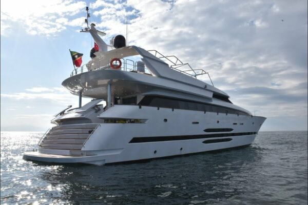 34 m NOU YACHT PERSONALIZAT DE VÂNZARE, bazat pe AKIR 108 HULL de Cantieri di Pisa, finalizat în Turcia.