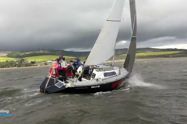 Învățați să navigați pe Stadt23 cu Theewater Sailing Academy